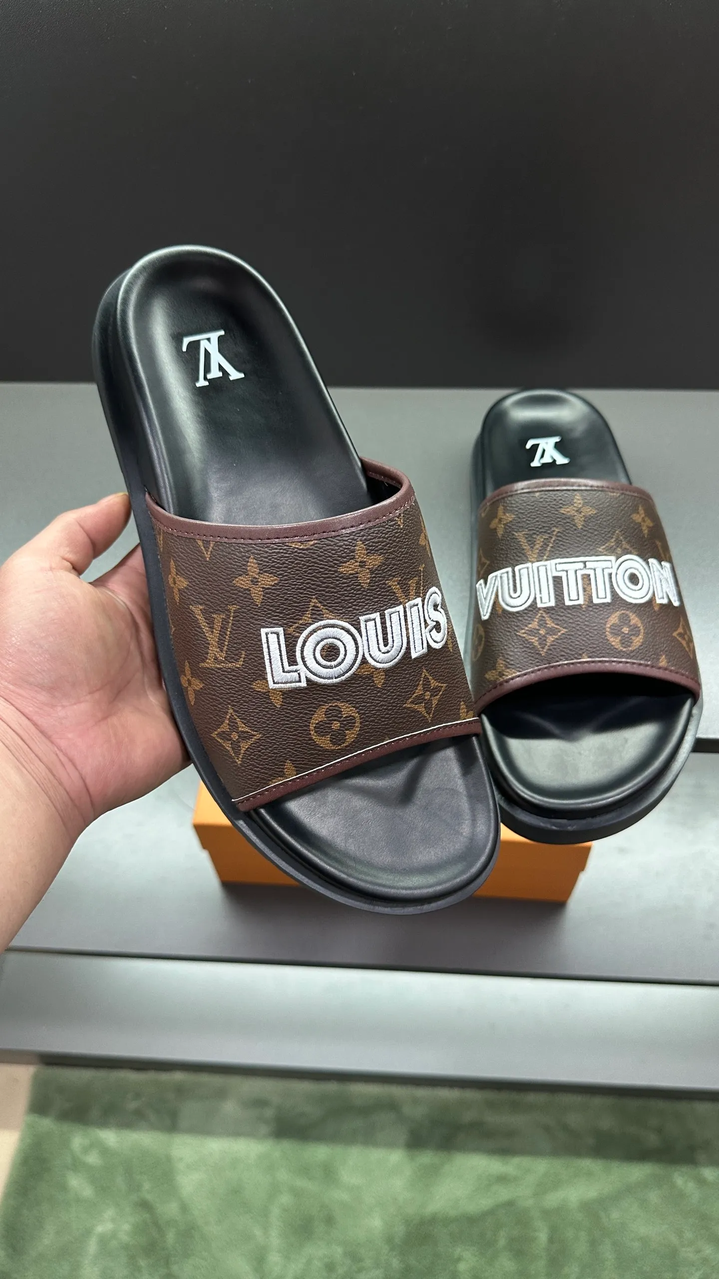 [L Home] P: 300💰Size: 38-45 Top purchasing lv men's summer slippers, classic presbyopia with soft real leather lining, unique color splicing effect, distinctive personality, fashionable and trendy essential style, light and comfortable. Lightweight and tough rubber insole, micro ridged foam outsole, super comfortable!